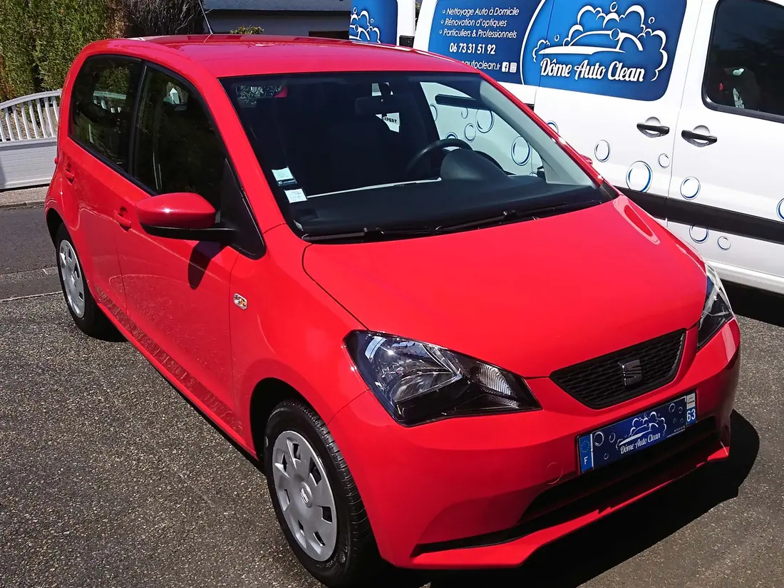 Citadine rouge éclatante après un lavage Titanium
