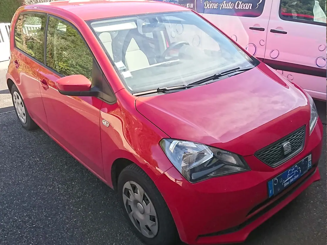 Citadine rouge ternie avant lavage