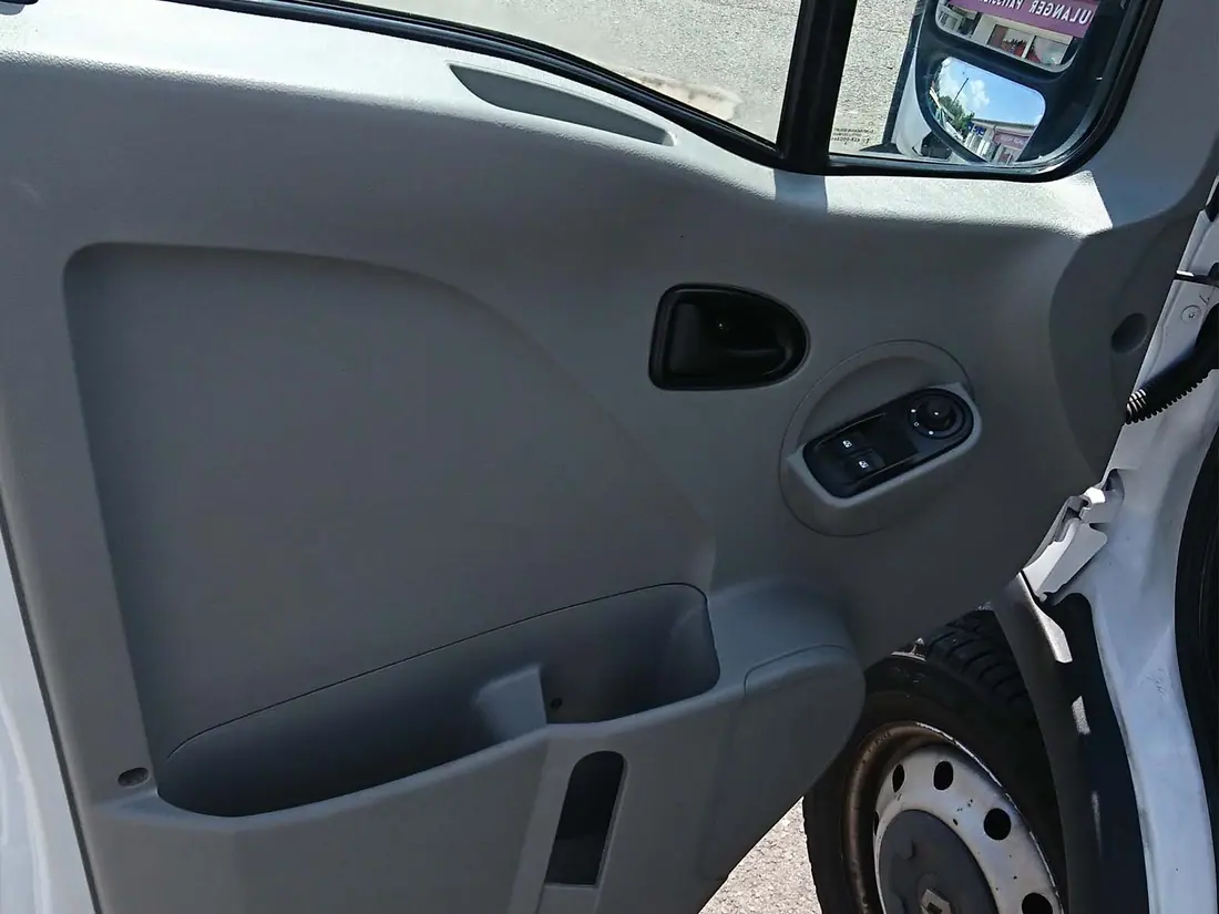 Panneau de porte de fourgon propre après nettoyage