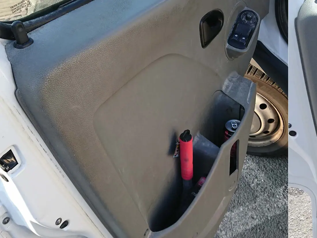 Panneau de porte de fourgon sale avant nettoyage