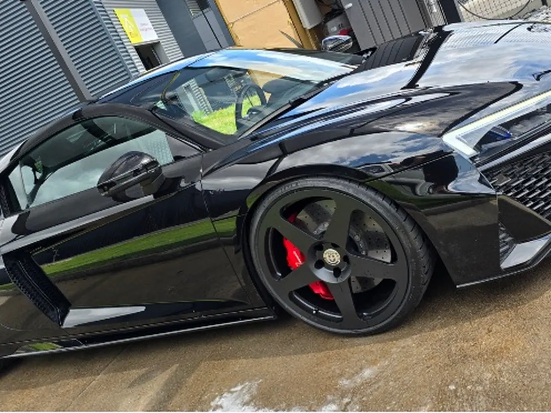 Supercar lavée et séchée à la microfibre