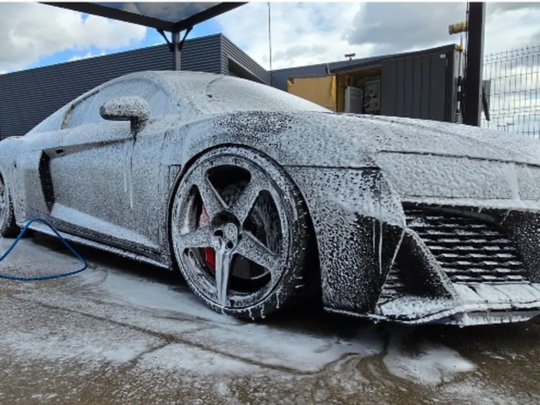 Supercar couverte de mousse de prélavage