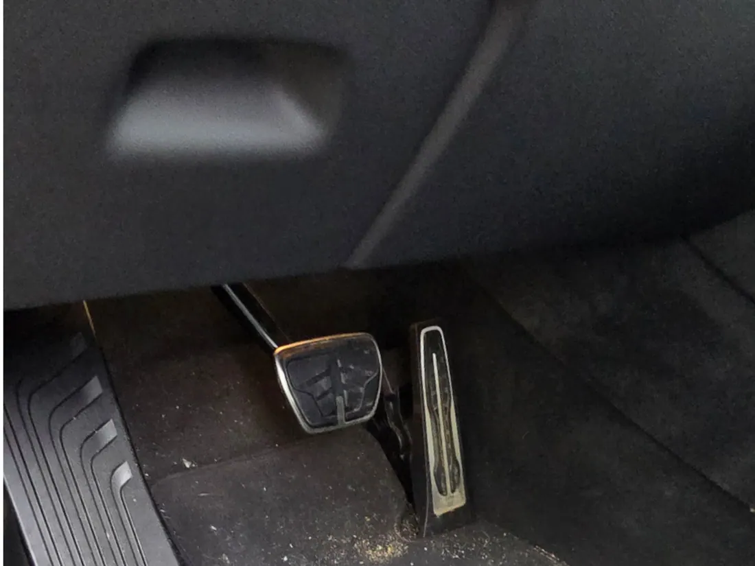 Cabine d'utilitaire sale avant nettoyage