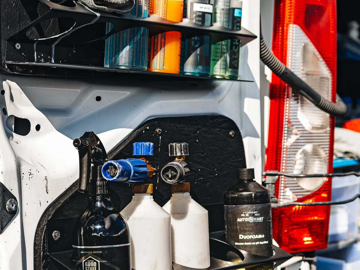 Intérieur du camion aménagé de Dôme Auto Clean avec les produits professionnels