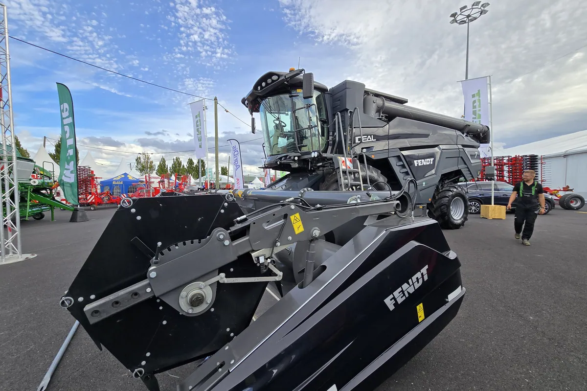 Engin de chantier nettoyé sur site