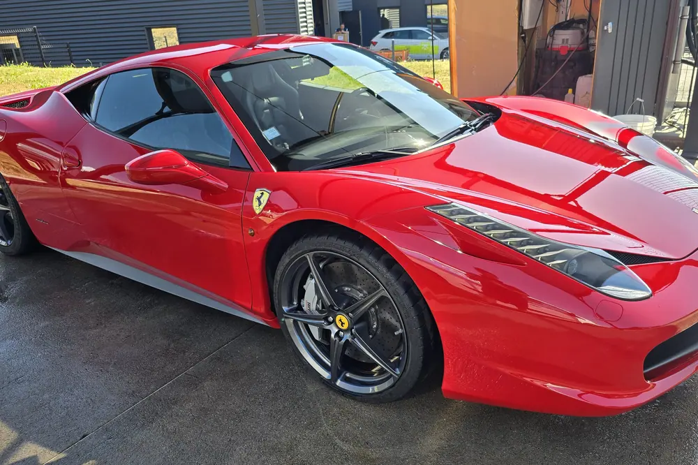 Carrosserie rouge après lustrage et céramique