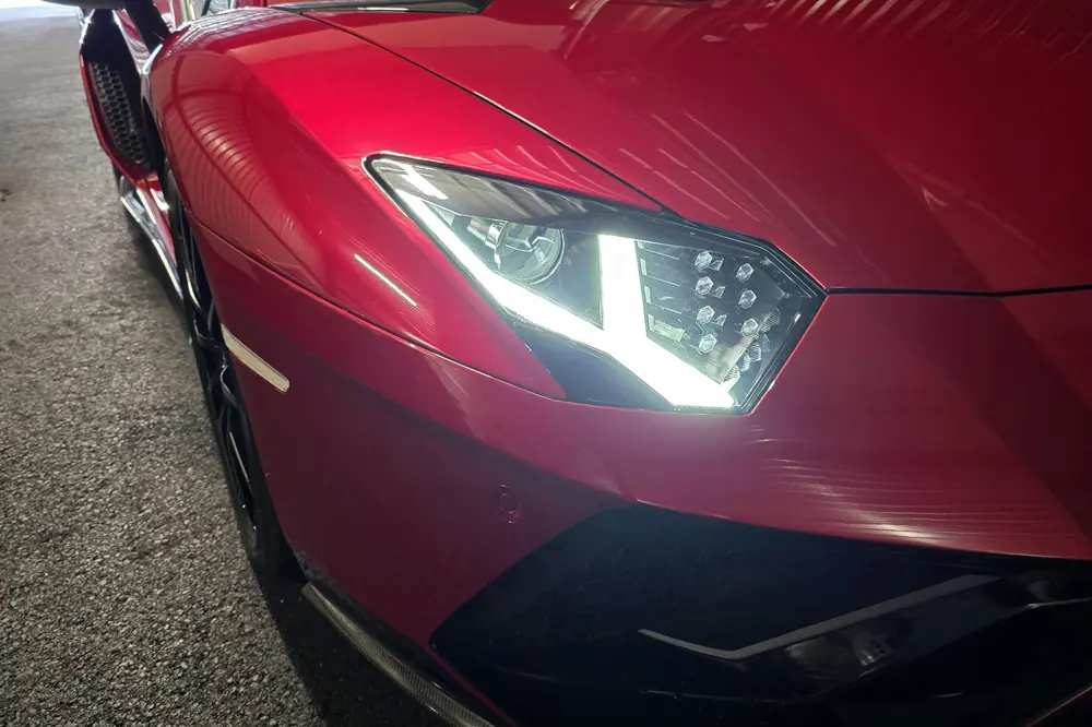 Voiture de sport rouge nettoyée à domicile