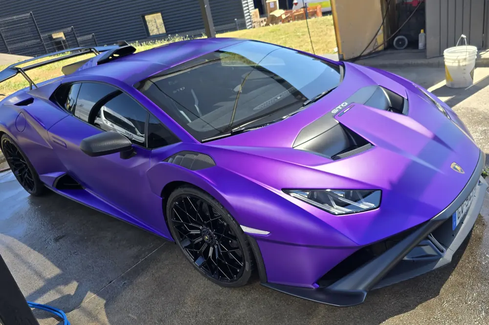 Supercar à peinture spéciale nettoyée à domicile