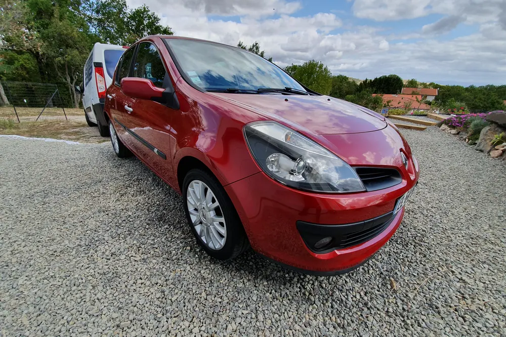 Renault Clio rouge après un lavage Titanium à domicile