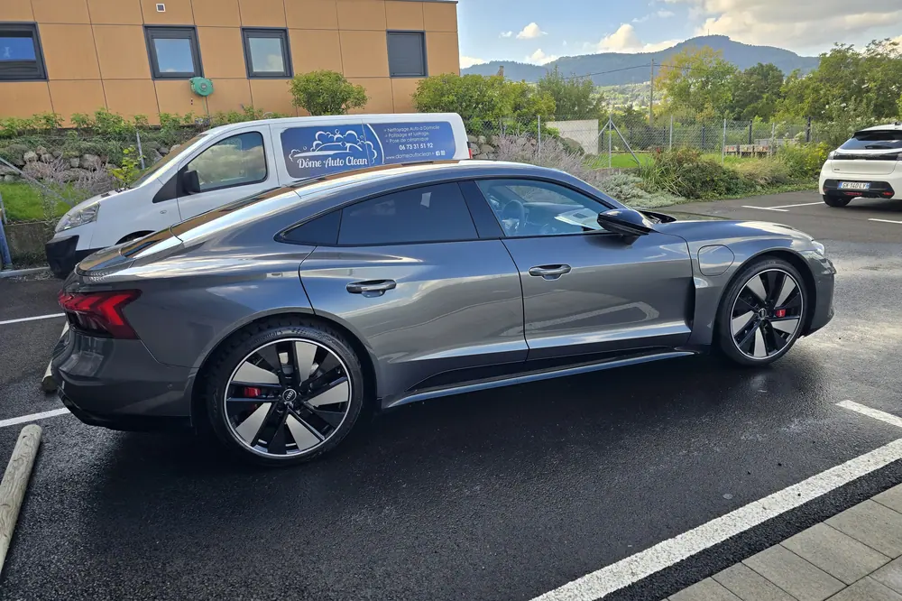 Berline lavée à domicile par Dôme Auto Clean