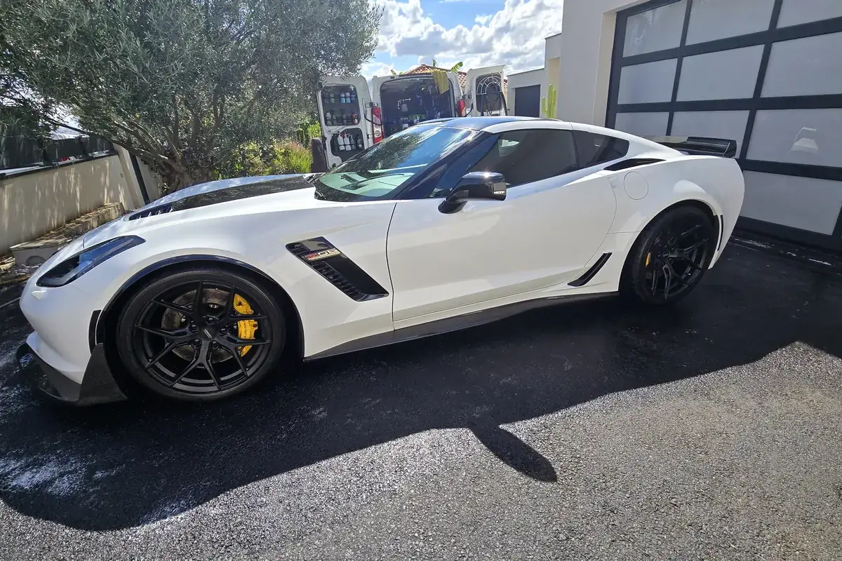 Chevrolet Corvette blanche nettoyée par Dôme Auto Clean