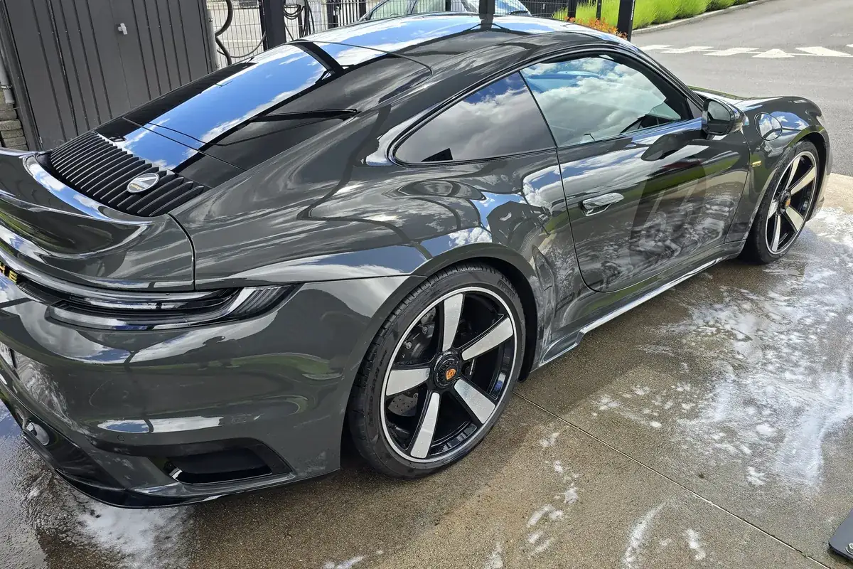 Carrosserie de Porsche lavée à la main lors d'un lavage Titanium