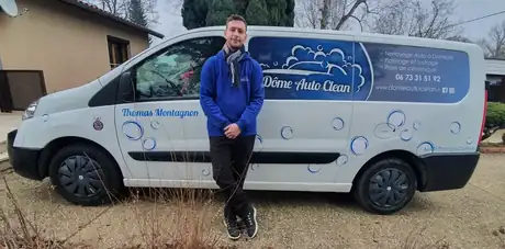 Le camion aménagé et les produits professionnels sur un chantier
