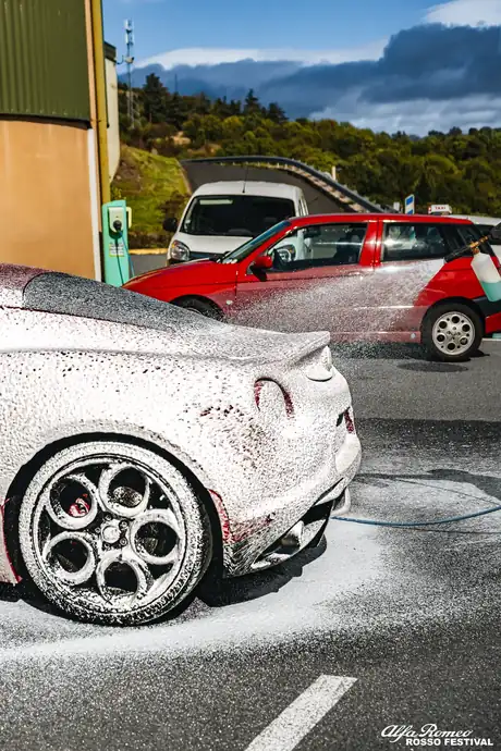 Lavage auto à domicile en cours d'intervention