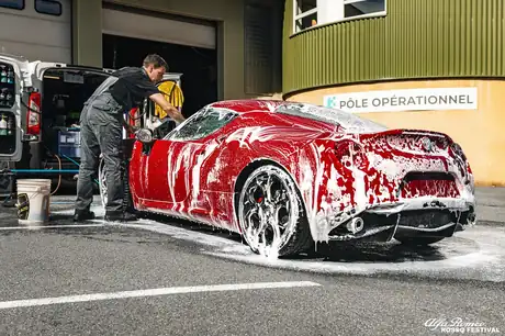 Lavage auto à domicile en cours d'intervention