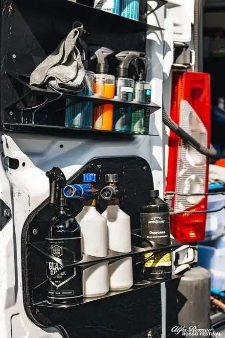 Lavage auto à domicile en cours d'intervention