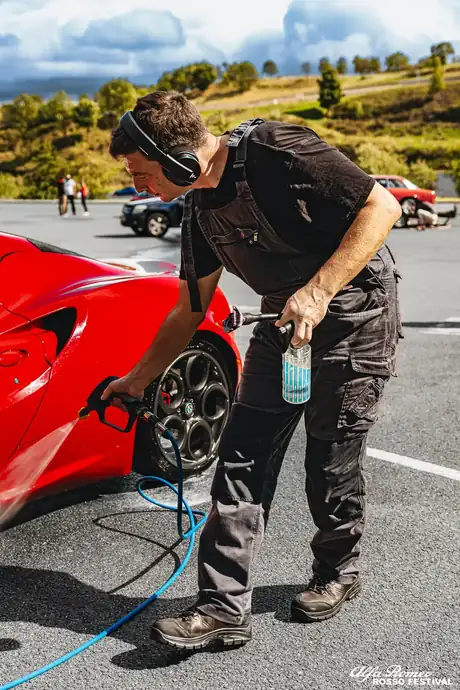 Lavage auto à domicile en cours d'intervention