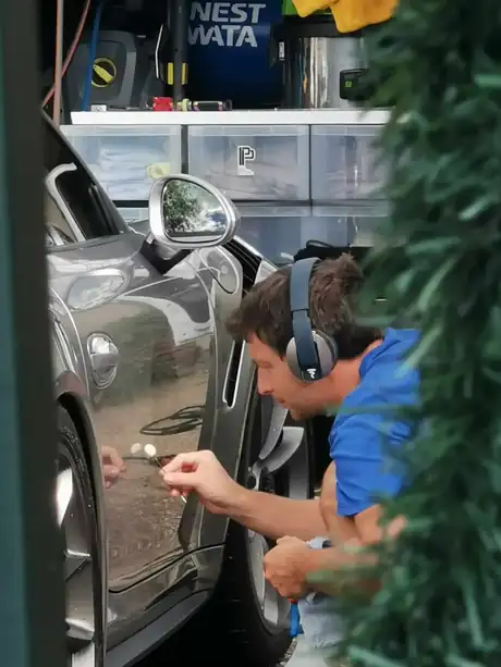 Le camion aménagé et les produits professionnels sur un chantier