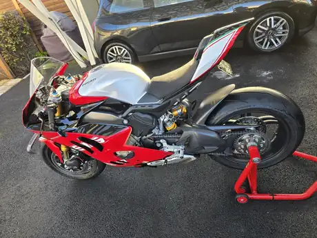 Deux-roues lavé à la main, carénages et jantes