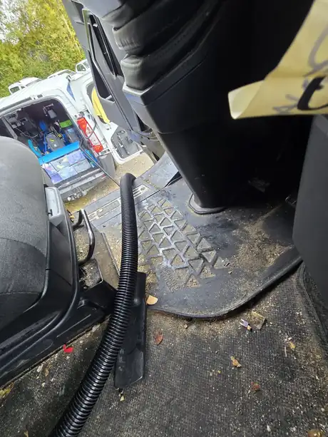 Engin de chantier nettoyé sur place par Dôme Auto Clean