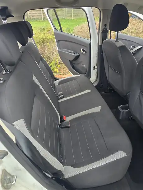 Nettoyage de voiture réalisé sur place, sans station de lavage