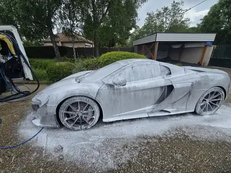 Nettoyage de voiture réalisé sur place, sans station de lavage