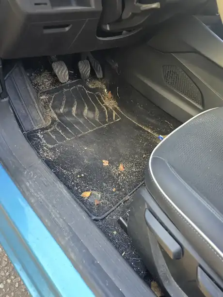 Véhicule lavé à la main devant chez son propriétaire