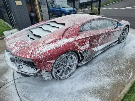 Nettoyage de voiture réalisé sur place, sans station de lavage
