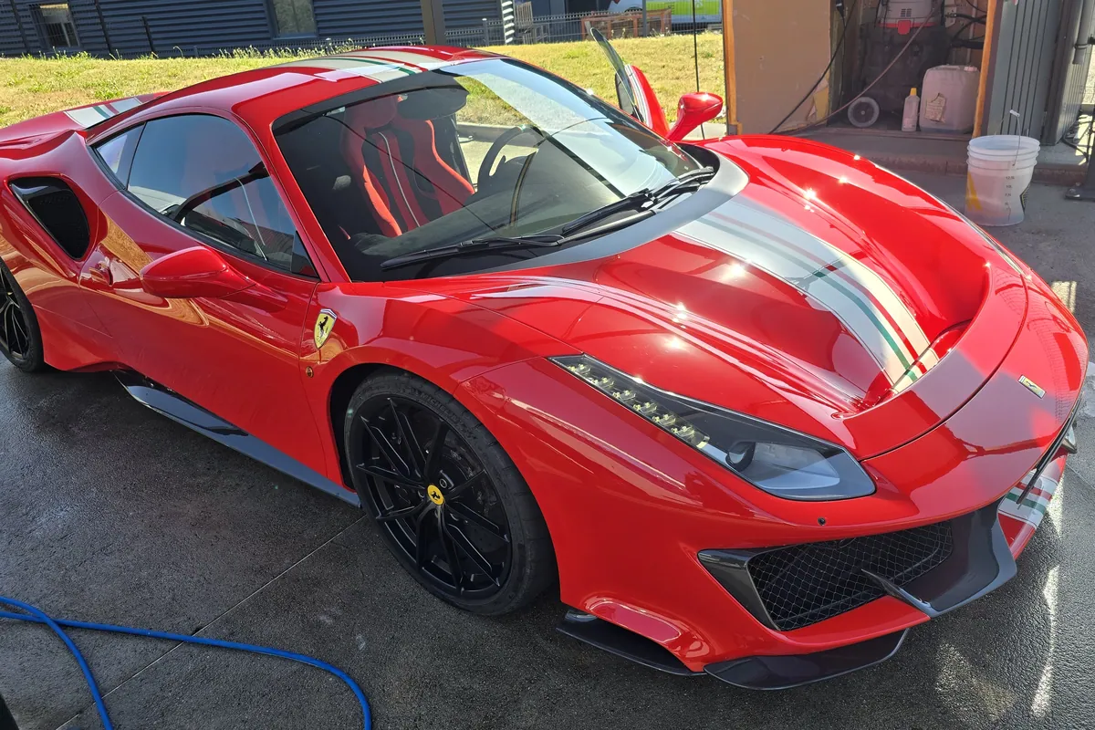 Ferrari rouge après lustrage et traitement céramique